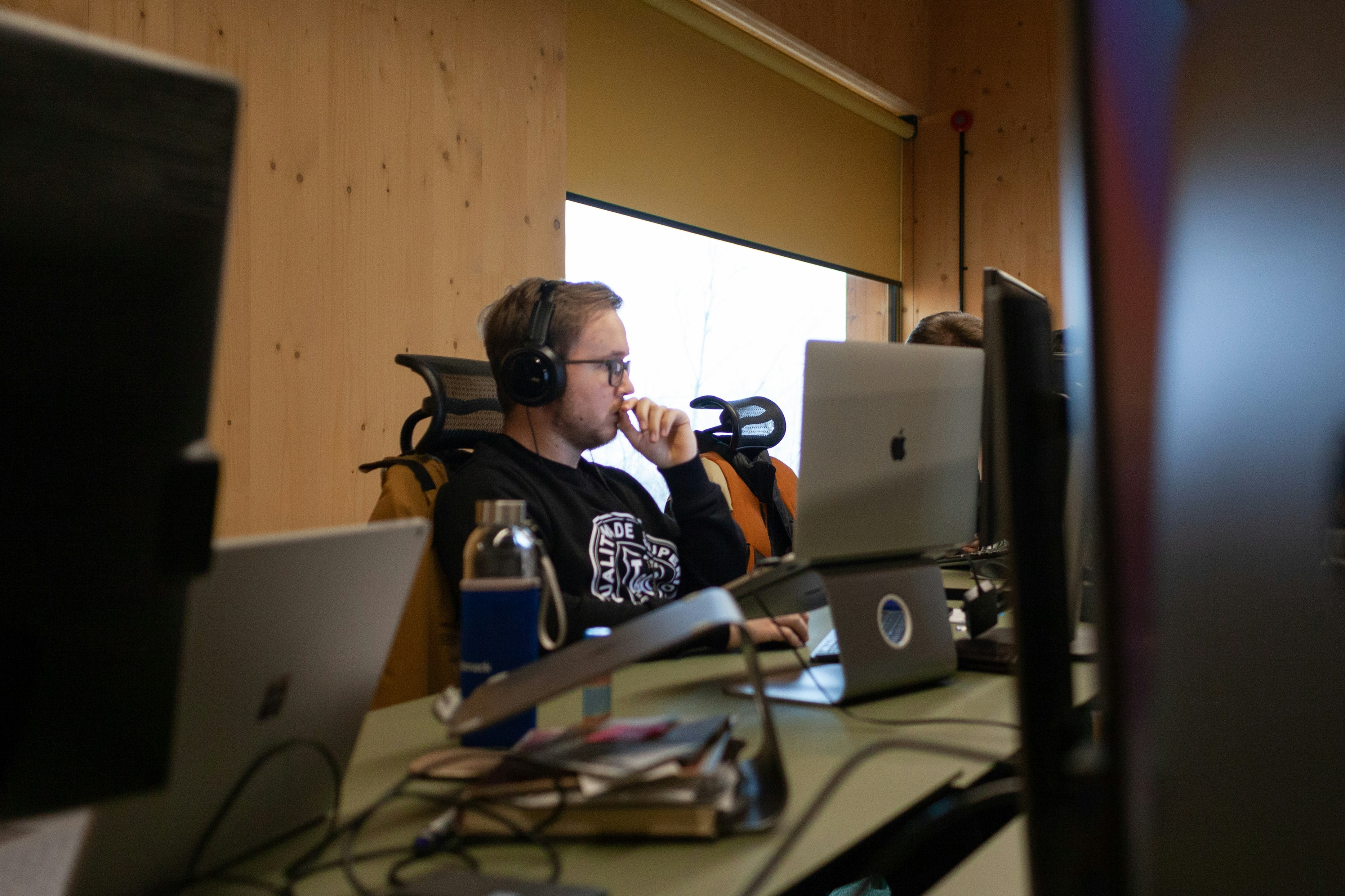 How NYC Podcasters Use Real‑Time AI to Win the Audience